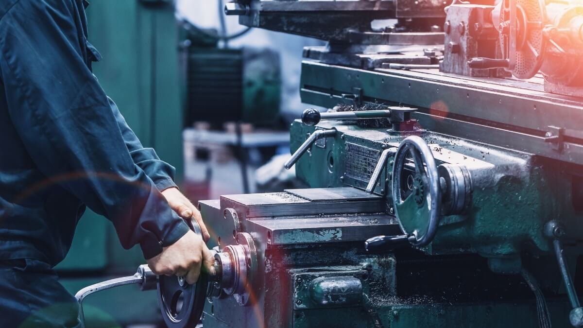 機械を操作する製造業の人